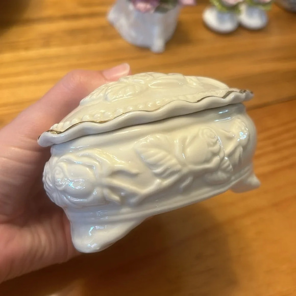 Porcelain heart shaped trinket box with gold tone trim and roses on top - Picture 5 of 9